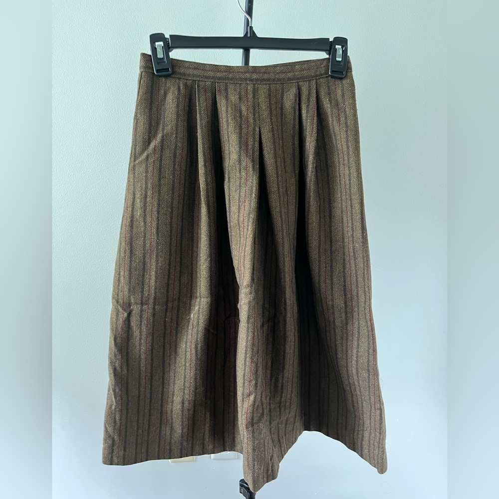 Vintage wool skirt with pockets!